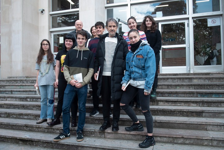Ramon Saizarbitoria Usandizaga BHI zentruko ikasleetako batzuekin. (Jon URBE/ FOKU)