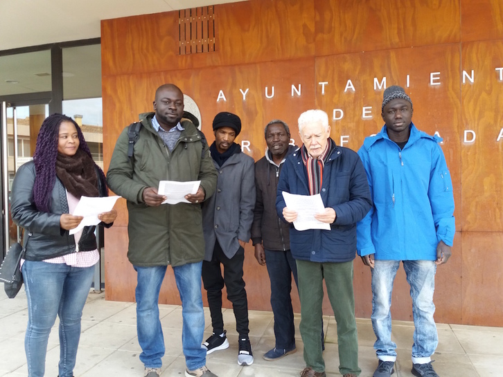 Comparecencia de Colectivos de Senegales de la Ribera, Médicos del Mundo Navarra y Papeles y Derechos Denontzat, hoy en Ribaforada.