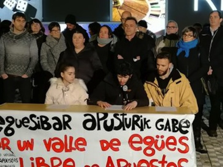 Presentación del manififiesto en contra de las casas de apuestas en Eguesibar.