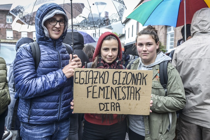 Hilketa matxista bat salatzeko Donibane Garazin eginiko elkarretaratzea. (Isabelle MIQUELESTORENA)