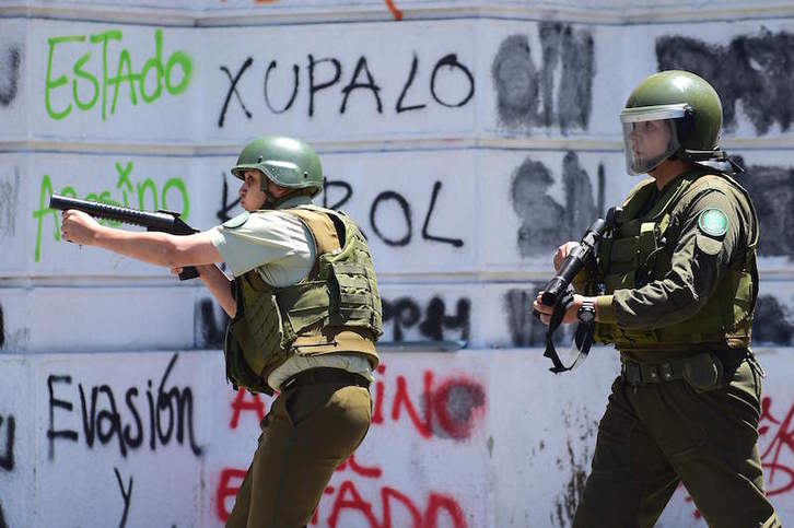 Carabineros dispersan una manifestación el pasado miércoles en Santiago de Chile. (Johan ORDOÑEZ/AFP)