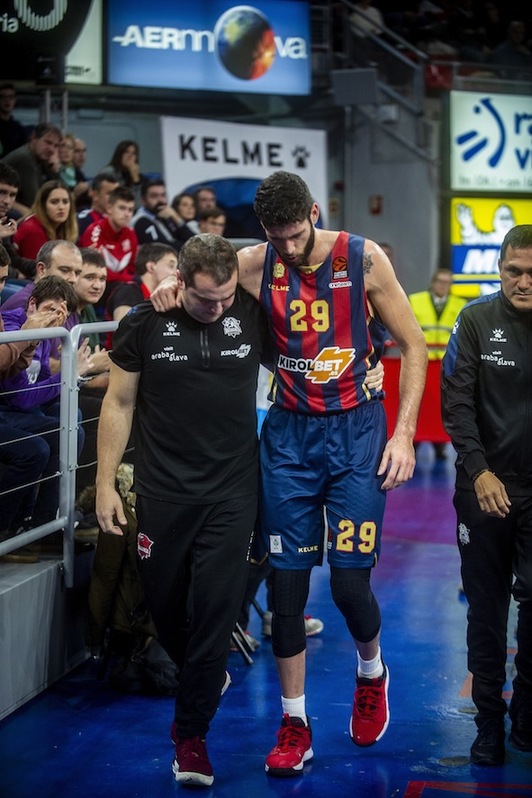Patricio Garino se ha tenido que retirar lesionado, siendo el único lunar del triunfo baskonista. (Jaizki FONTANEDA / FOKU)