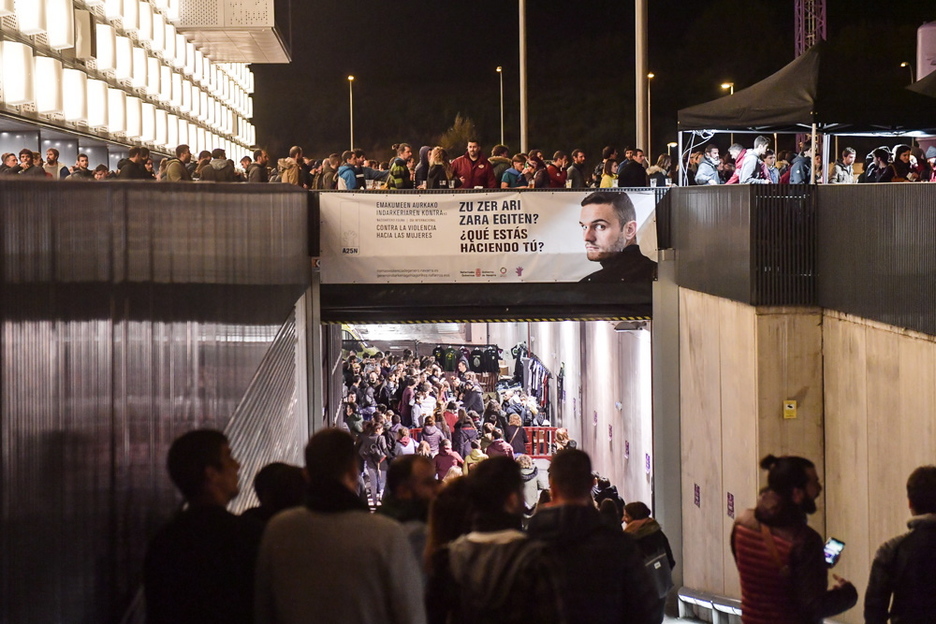 Los accesos al Navarra Arena, abarrotados.  (Idoia ZABALETA/FOKU)