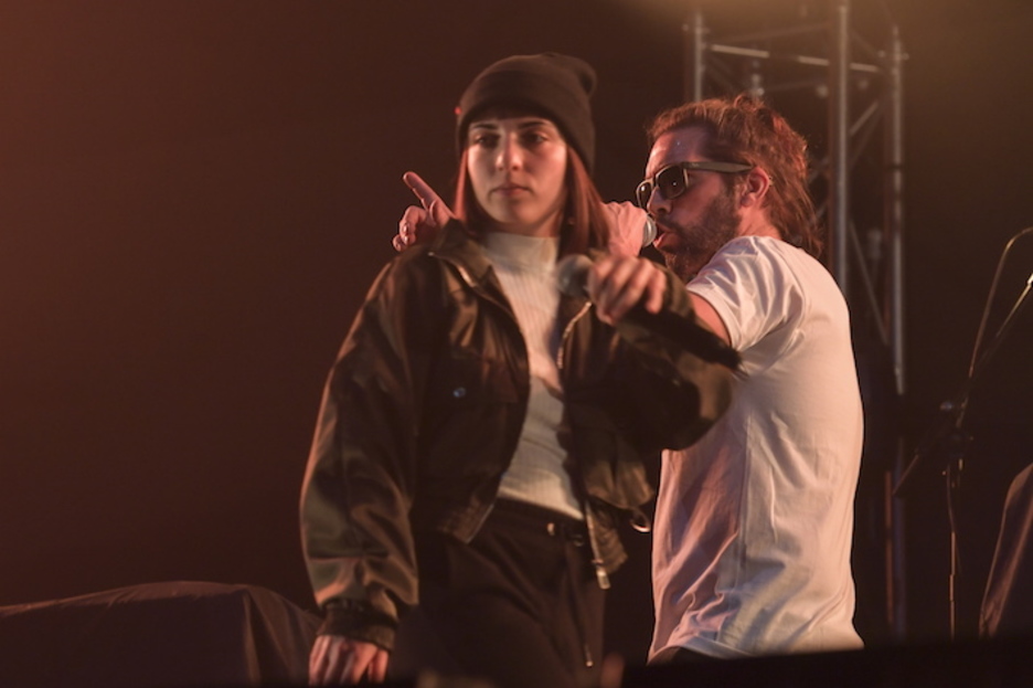 Nizuri Tazuneri ha precedido en el escenario a Berri Txarrak.  (Idoia ZABALETA/FOKU) 