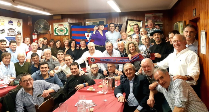 Imagen de la cena difundida en twitter por Mikel Porto, fundador de la Federación de Peñas del Eibar.