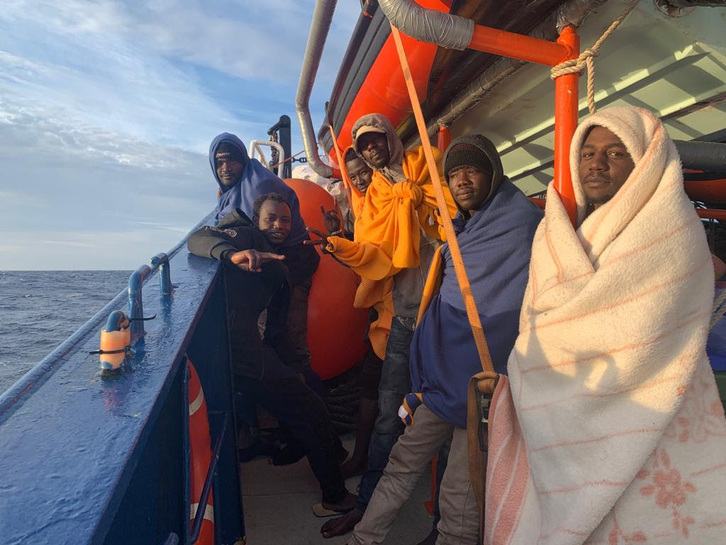 El buque Aita Mari rescató a 78 migrantes pero no tiene permiso para desembarcar en ningún puerto. 