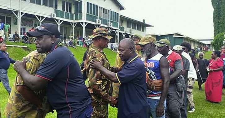Ceremocia de reconciliación entre el Ejército Revolucionario de Bougainville y el de Papua Nueva Guinea. (Elizabeth VUVU / AFP)