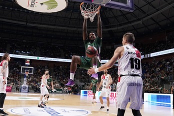 El poderío físico de Unicaja ha sido un escollo ante el que RETAbet Bilbao Basket se ha tenido que rendir. (M. POZO / ACB PHOTO)