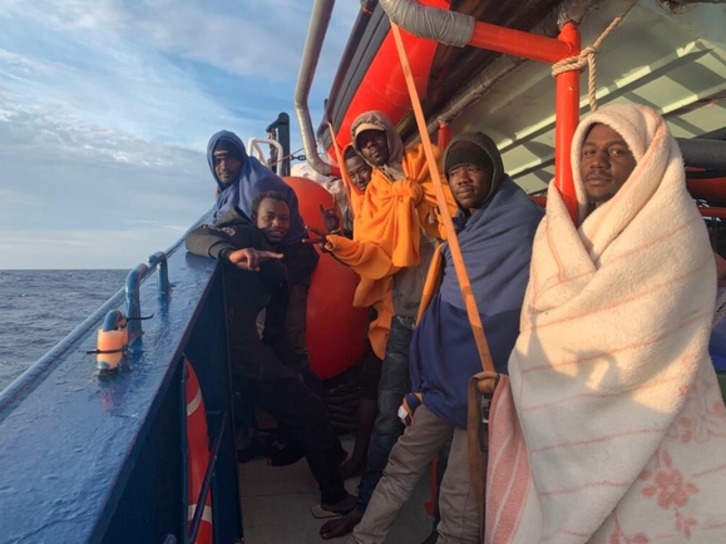 Personas migrantes a la espera de poder bajr a tierra. (NAIZ)