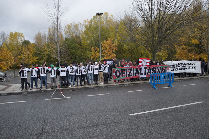 Protesta contra la Eurocopa en los aledaños de El Sadar. (Iñigo URIZ / FOKU)