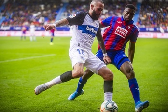 Aleix Vidal protege el balón ante Pape Diop. (Jaizki FONTANEDA / FOKU)