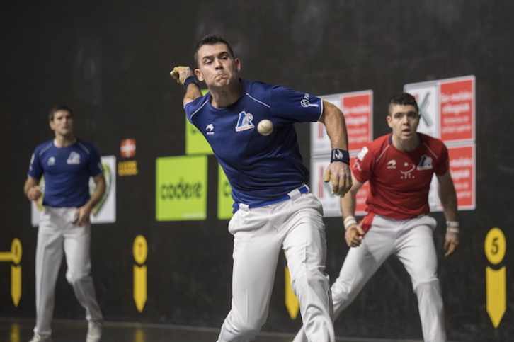 Jaka, pilota astintzeko prest. (Juan Carlos RUIZ/FOKU)