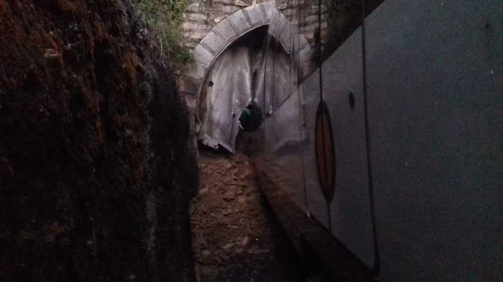 Imagen difundida por los bomberos del túnel y la unidad descarrilada. (@SuhiltzaileakGIP)