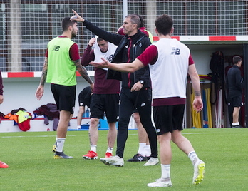 Garitano en un entrenamiento en Lezama durante la temporada pasada. (Luis JAUREGIALTZO / FOKU)