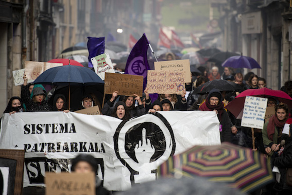 Parmi les 350 manifestants à Bayonne, il y avait une majorité de femmes de tous les âges confondues et quelques hommes dans le cortège. © Guillaume FAUVEAU
