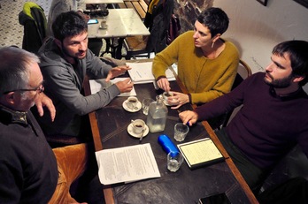 Paxkal Laffite, Eneko Aldana-Douat, Leire Larrasa et Peio Etcheverry-Ainchart expose leur vision commune pour leurs villes de Ciboure et Saint-Jean-de-Luz. © Willy ROUX