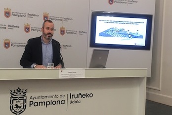 El concejal delegado Fermín Alonso, explicando las características del corredor sostenible de María Auxiliadora de la Txantrea.