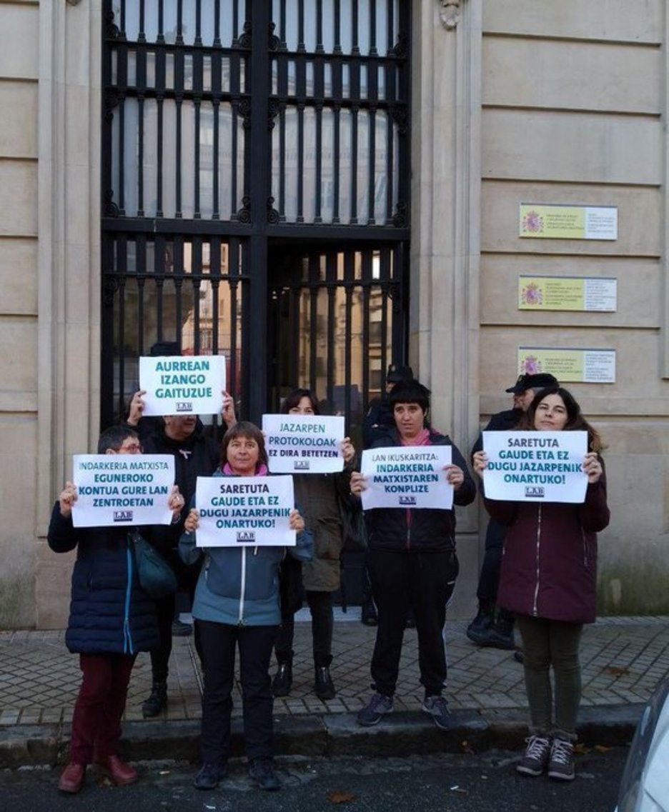 LABek Lan Ikuskaritzen egoitzetara eraman du protesta. Irudian, Iruñekoa. (@LABsindikatua) LABek Lan Ikuskaritzen egoitzetara eraman du protesta. Irudian, Iruñekoa. (@LABsindikatua)