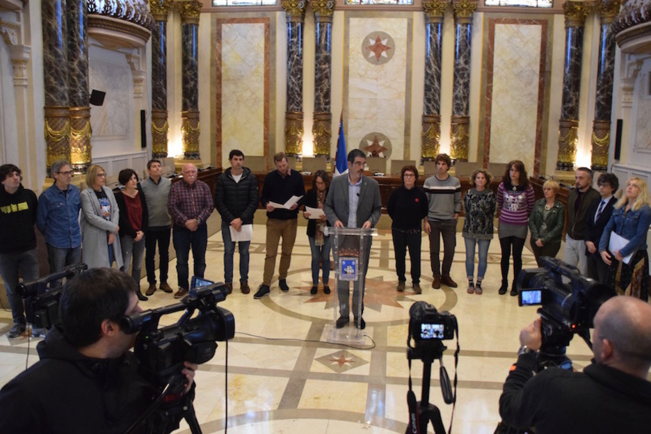 Donostiako Udalean adierazpena irakurri dute. (DONOSTIAKO UDALA) Donostiako Udalean adierazpena irakurri dute. (DONOSTIAKO UDALA)