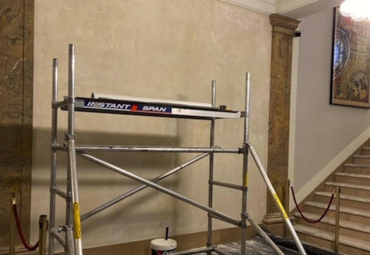 El zaguán del Ayuntamiento de Iruñea, sin el escudo de la ciudad que lucía en ese espacio.