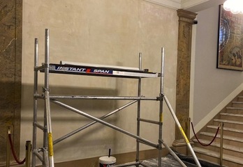 El zaguán del Ayuntamiento de Iruñea, sin el escudo de la ciudad que lucía en ese espacio.