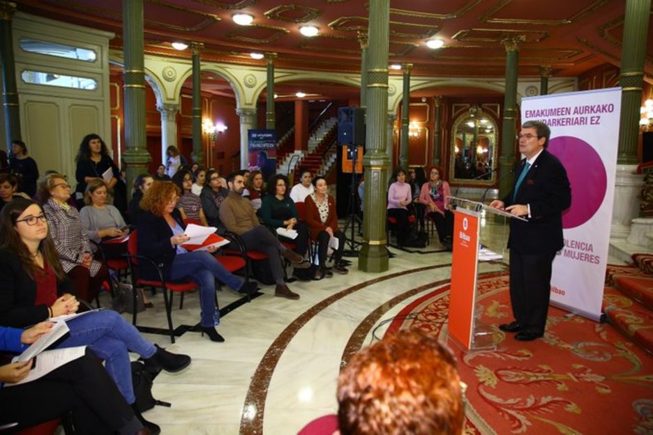 Juan Mari Aburto Bilboko alkatea, adierazpena irakurtzen. (@Bilbao_udala) Juan Mari Aburto Bilboko alkatea, adierazpena irakurtzen. (@Bilbao_udala)