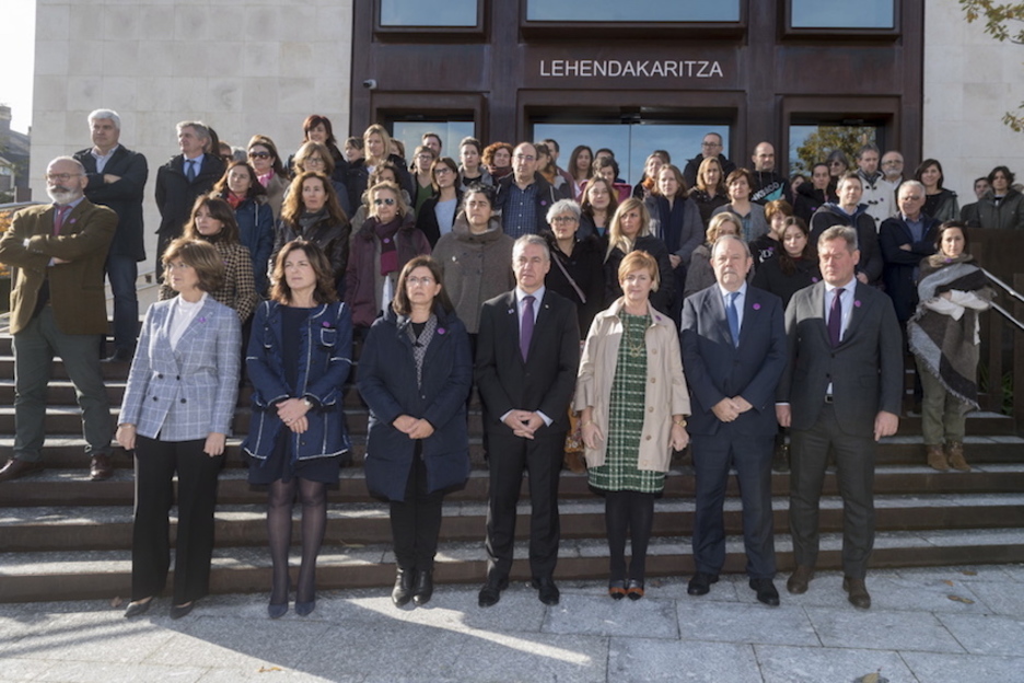 Lehendakaritzaren aurrean elkartu dira Lakuako Gobernuko ordezkariak. (Juanan RUIZ/FOKU) Lehendakaritzaren aurrean elkartu dira Lakuako Gobernuko ordezkariak. (Juanan RUIZ/FOKU)
