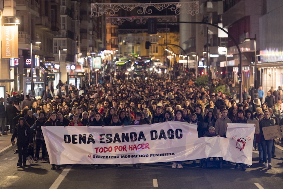 Gasteizen iluntzean egin dute manifestazioa. (Juanan RUIZ/FOKU) Gasteizen iluntzean egin dute manifestazioa. (Juanan RUIZ/FOKU)