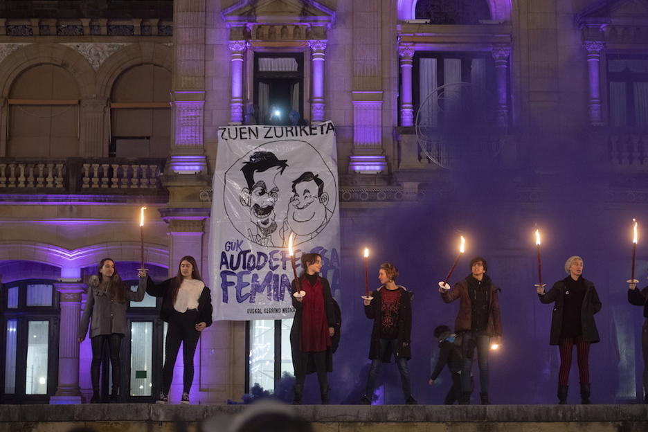 Donostiako Udaletxean Eneko Goia eta Ernesto Gascoren jarrerak salatu dituzte. (Jon URBE/FOKU) Donostiako Udaletxean Eneko Goia eta Ernesto Gascoren jarrerak salatu dituzte. (Jon URBE/FOKU)