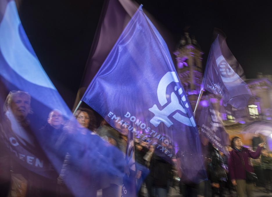 Bandera moreak Donostiako manifestazioan. (Jon URBE/FOKU)