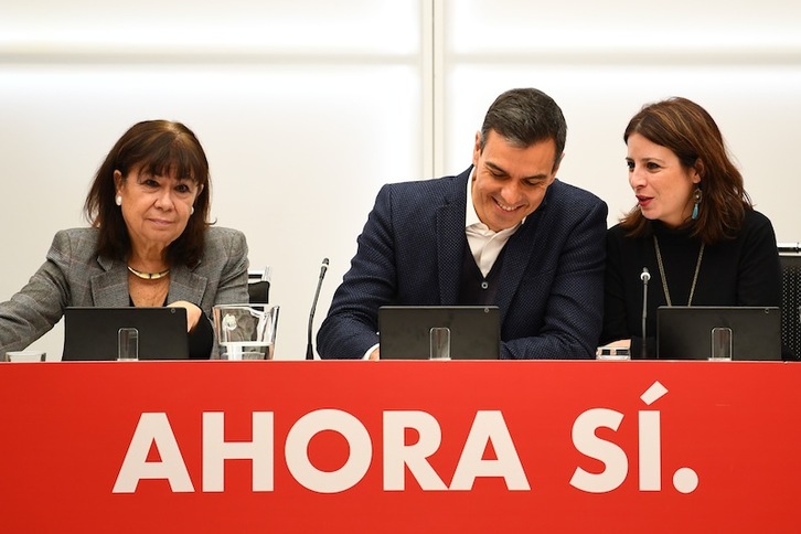 Sánchez y la firmante del acuerdo, Adriana Lastra, en una reunión del PSOE. (Gabriel BOUYS | AFP)