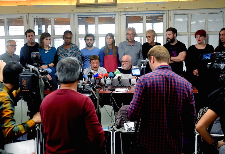 Comparecencia de los integrantes de la Carta de Derechos de Euskal Herria, este martes en Bilbo. (Luis JAUREGIALTZO / FOKU)