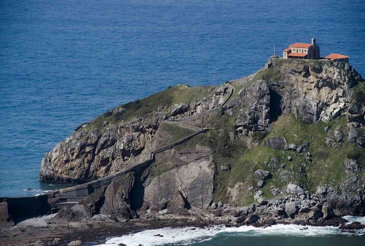 Panorámica de San Juan de Gaztelugatxe. (Luis JAUREGIALTZO/FOKU)