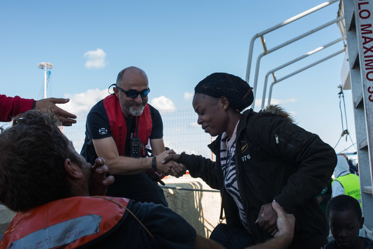 Los rescatados del Aita Mari desembarcan en el puerto de Pozzallo. (SMH)