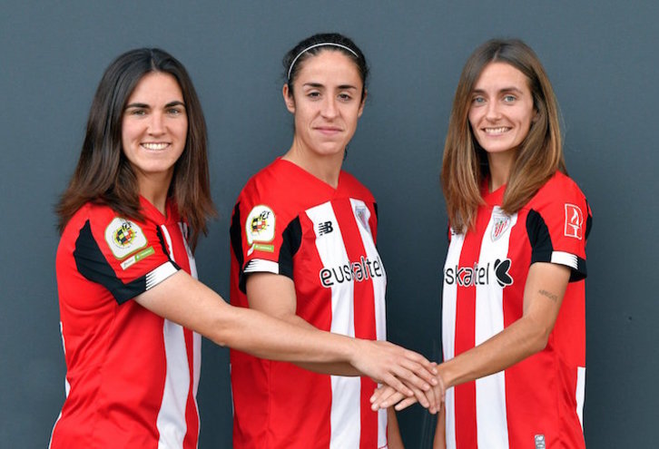 Las tres jugadoras renovadas, Arraiza, Moraza y Corres, posan juntas. (ATHLETIC CLUB)