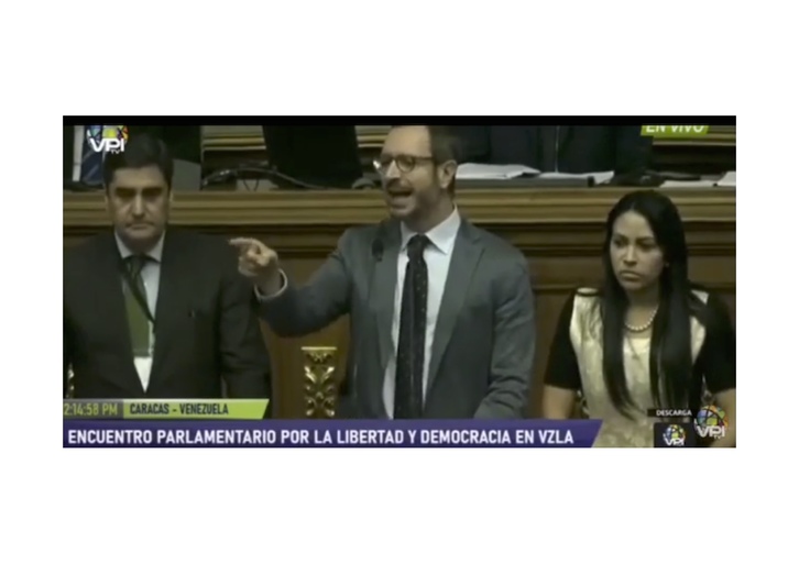 Imagen de televisión de la intervención de Maroto en la Asamblea venezolana.