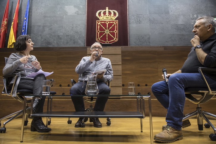Idoia Zabalza, el moderador Fernando Rey y Robert Manrique. (Jagoba MANTEROLA/FOKU)