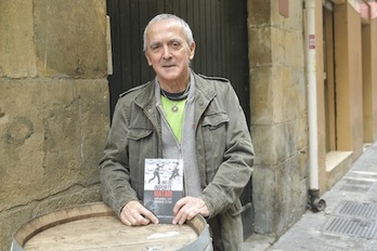 Sabino Cuadra posa con su libro ‘No os importe matar’ sobre los sanfermines de 1978. (Idoia ZABALETA/FOKU)