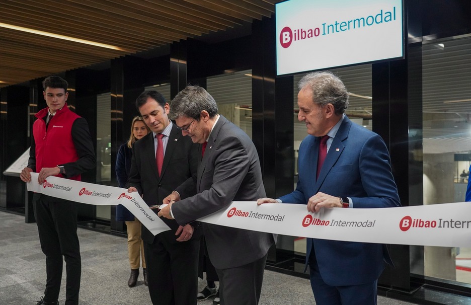 El alcalde de Bilbo, Juan Mari Aburto, corta la cinta de nauguración de Bilbao Intermodal. (Monika DEL VALLE /FOKU). El alcalde de Bilbo, Juan Mari Aburto, corta la cinta de nauguración de Bilbao Intermodal. (Monika DEL VALLE /FOKU).