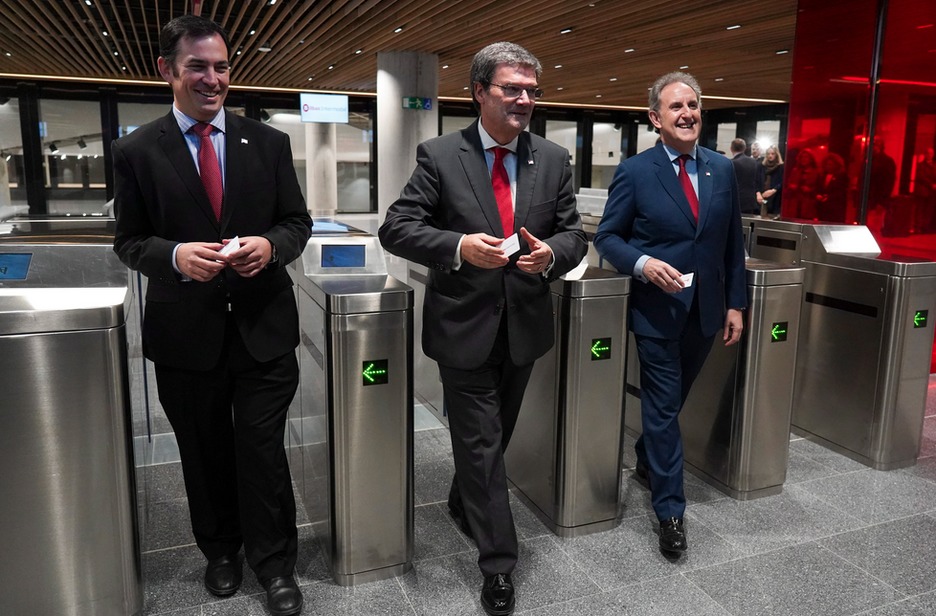 Asier Abaunza, Juan Mari Aburto y Alfonso Gil pasando por las canceladoras. (Monika DEL VALLE / FOKU). Asier Abaunza, Juan Mari Aburto y Alfonso Gil pasando por las canceladoras. (Monika DEL VALLE / FOKU).