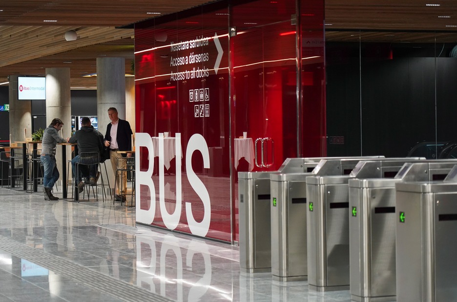 Canceladoras para acceder a las dárseneas. (Monika DEL VALLE /FOKU). Canceladoras para acceder a las dárseneas. (Monika DEL VALLE /FOKU).