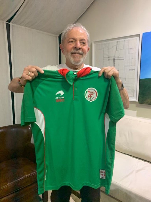 Lula posa con la camiseta de Euskal Selekzioa. 