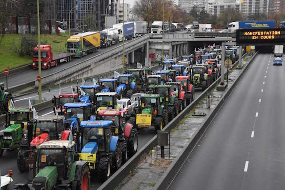 Imposible pasar entre decenas y decenas de tractores. (Bertrand GUAY / AFP) 