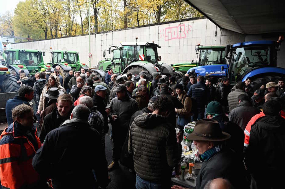 Los agricultores reponen energías. (Dominique FAGET / AFP)