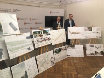 Los concejales de Navarra Suma Juan José Echeverría y Fermín Alonso posan junto a los paneles explicativos de las tres propuestas para el paseo de Sarasate.