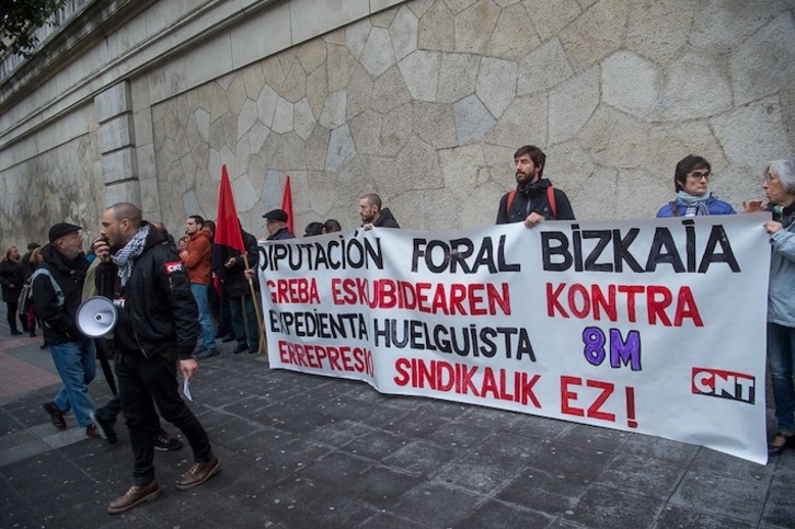 Miembros de CNT se han concentrado frente de la Juntas Generales de Bizkaia. (Luis JAUREGIALTZO / FOKU)