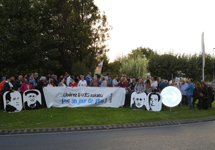 Concentración en Donibane Lohizune para pedir la libertad de Esnal, Haranburu y los hermanos Parot. (Bob EDME)