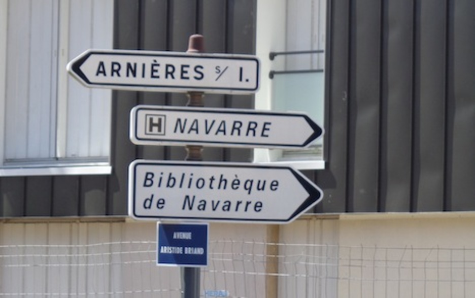 Señal que indica la ubicación del Hotel Navarre.