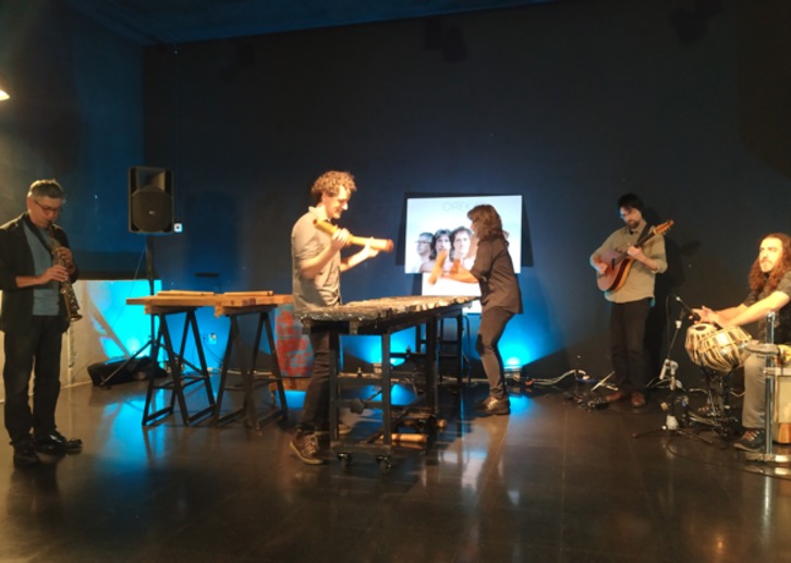 Taldeak pare bat abesti jo ditu aurkezpenean. (NAIZ)