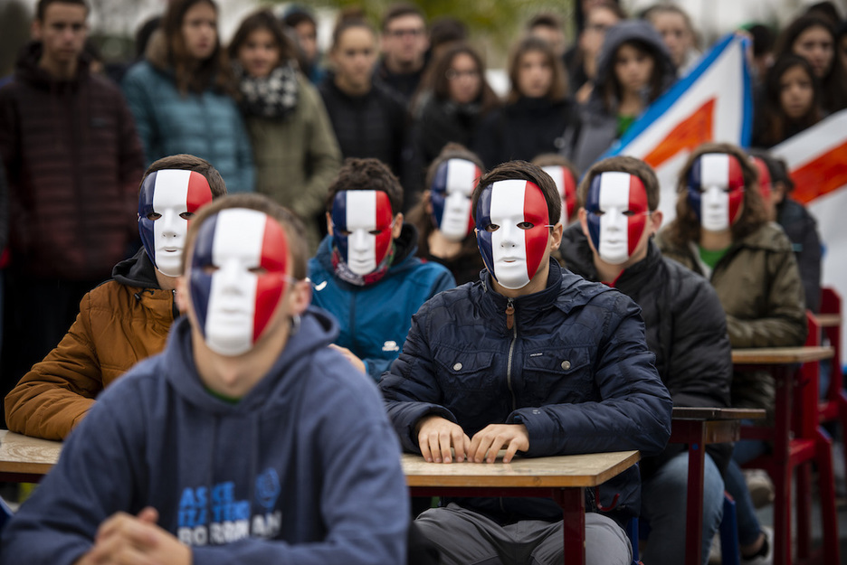 Aurpegiak estalita Frantziako kolorezko maskaraz agertu dira Baionako ikasleak, salaketa gisa. (Guillaume FAVEAU)